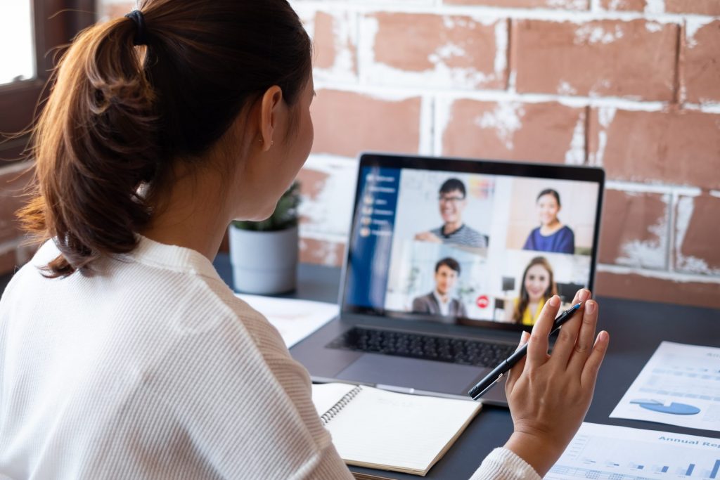Femme travaillant à domicile et réunion de vidéoconférence virtuelle avec les formateurs